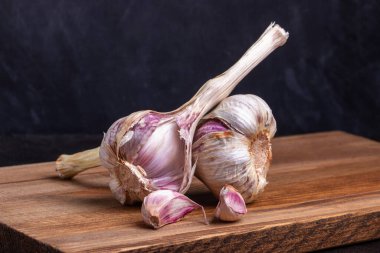 Tahtanın üzerinde iki sarımsak başı var.