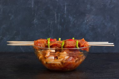 Soğanlı marine edilmiş et, biber ve soya soslu şiş.