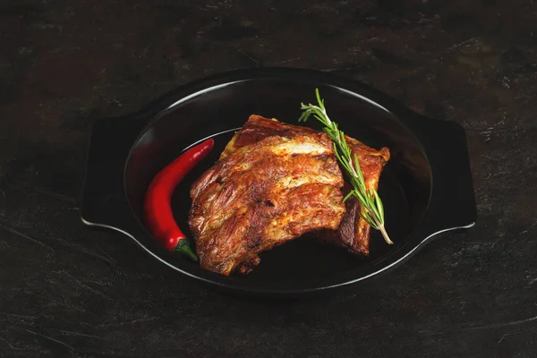돼지고기 갈비를 로즈마리와 고추와 씻었다 — 스톡 사진