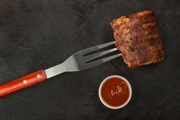 Porc Cuit Sur Une Fourchette Barbecue Avec Sauce Rouge — Photo