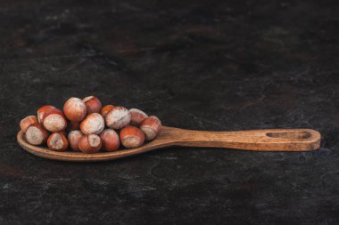 Koyu fındıklı ahşap kaşık.