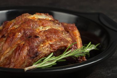 Biberiyeli kızarmış domuz pirzolası.