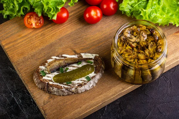Smörgås Med Groddar Och Gurka Bräda Med Tomater Och Sallad — Stockfoto
