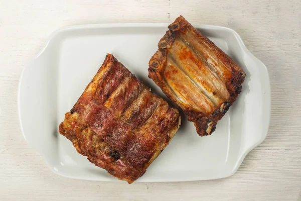 접시에 돼지고기 보이는 — 스톡 사진