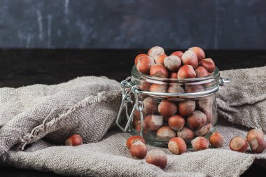 Cam kavanozda fındık ve çuval bezinde ceviz.