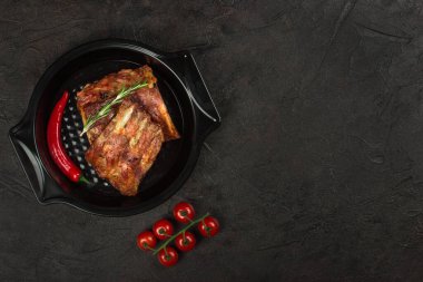 Fırında domuz kaburgası, sıcak ve domates biberi. Üstü açık..