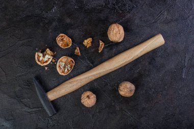 Çimentoya karşı çekiçli ceviz