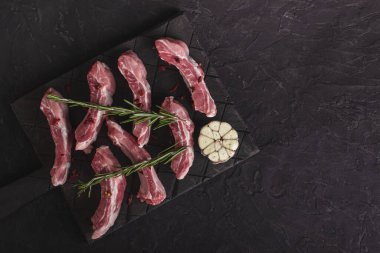 Biberiye ve sarımsaklı domuz pirzolası.