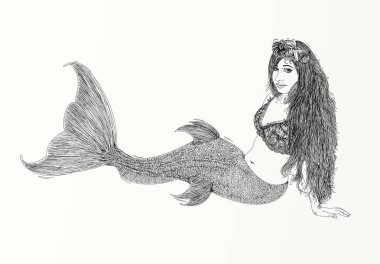 Uzun saçlı deniz kızı kendi tarafına eğiliyor ve izleyiciye bakıyor. Uzun saçlı deniz kızı, yana doğru eğiliyor ve izleyiciye bakıyor..