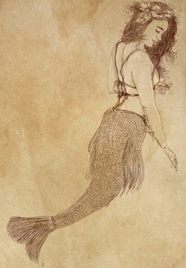 Uzun saçlı deniz kızı kendi tarafına eğiliyor ve izleyiciye bakıyor. Uzun saçlı deniz kızı, yana doğru eğiliyor ve izleyiciye bakıyor..