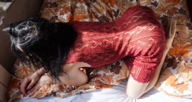    Yataktaki kadın, seksi, sanatsal çıplaklar, kendini zamanlayıcı ile çekilmiş fotoğraflar, çizimler, seksi kadın, kendi portrelerim. Sanatsal ve zarif, erotik çizgiler, kendi portreleri.                           