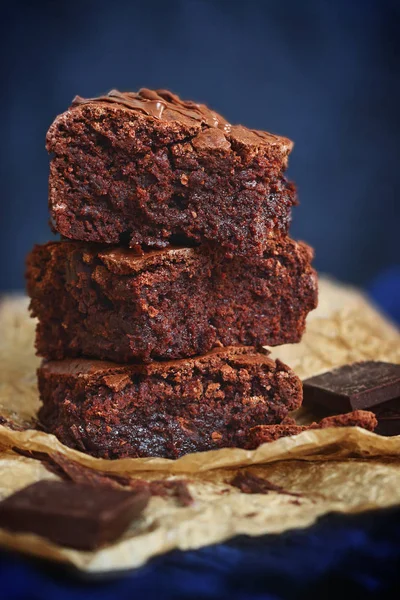 Brownies Caramel Coupés Morceaux Empilés Sur Fond Bleu — Photo