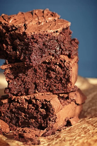 Fudge Quadrado Brownies Pilha Fundo Azul — Fotografia de Stock