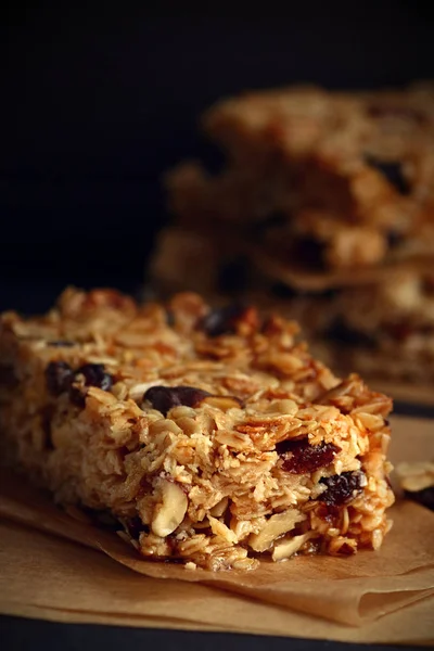 Hausgemachte Müsliriegel Mit Nüssen Und Preiselbeeren Vor Schwarzem Hintergrund — Stockfoto