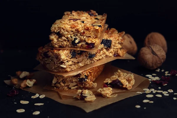 Yapımı Granola Barlar Ile Fındık Kızılcık Siyah Arka Plan Üzerinde — Stok fotoğraf