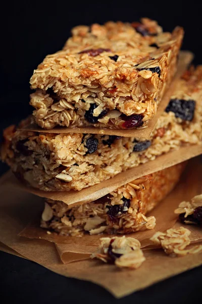 Zelfgemaakte Granola Bars Met Noten Veenbessen Zwarte Achtergrond — Stockfoto