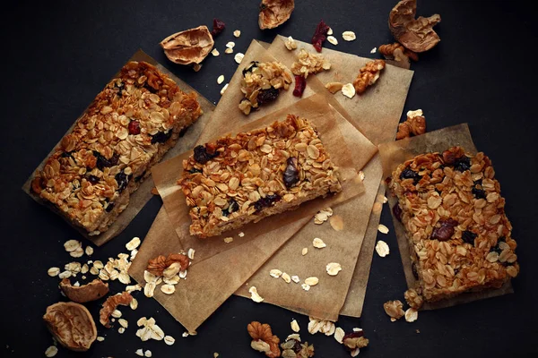 Yapımı Granola Barlar Ile Siyah Arka Plan Üzerine Fındık Kızılcık — Stok fotoğraf