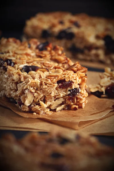 Hausgemachte Müsliriegel Mit Nüssen Und Preiselbeeren Vor Schwarzem Hintergrund — Stockfoto