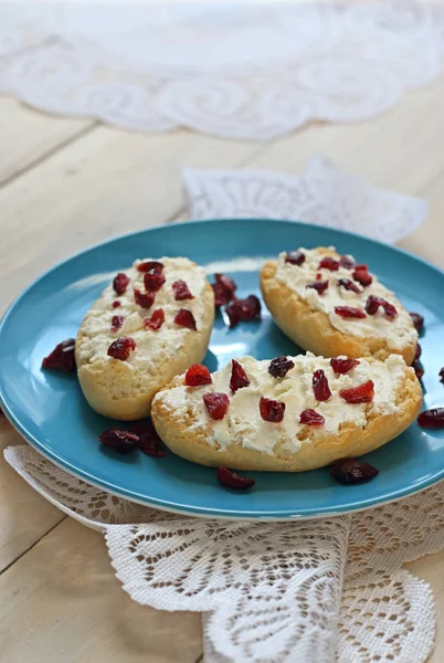 Bruschetta Com Queijo Cottage Cranberries Secas Sobre Fundo Madeira Leve — Fotografia de Stock