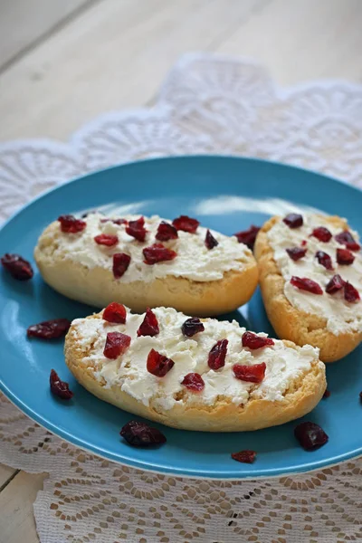 Bruschetta Com Queijo Cottage Cranberries Secas Sobre Fundo Madeira Leve — Fotografia de Stock