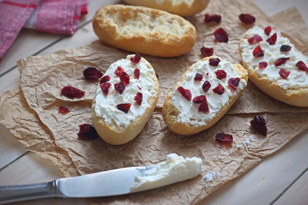 Bruschetta Com Queijo Cottage Cranberries Secas Sobre Fundo Madeira Leve — Fotografia de Stock