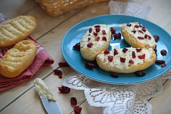 Bruschetta Com Queijo Cottage Cranberries Secas Sobre Fundo Madeira Leve — Fotografia de Stock