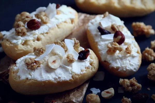 Ricotta Peyniri Granola Üzerinde Mavi Arka Plan Ile Lezzetli Bruschetta — Stok fotoğraf