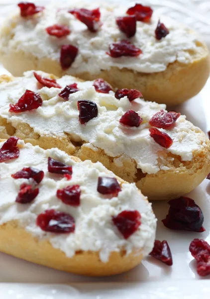 Bruschetta Sucrée Fromage Ricotta Canneberges Sur Assiette Blanche — Photo