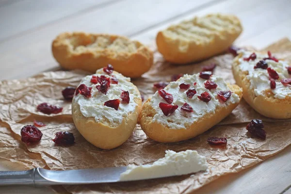 달콤한 치즈와 말린된 크랜베리 토스트 — 스톡 사진