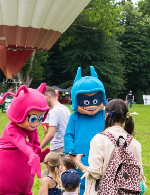 Mogosoaia, Ilfov Bucharest, Romanya - 07 Temmuz 2018: küçük ve Bitsy Maskotlar eğlendirmek çocuk çocuklar Festivali Mogosoaia Sarayı avlu, Romanya