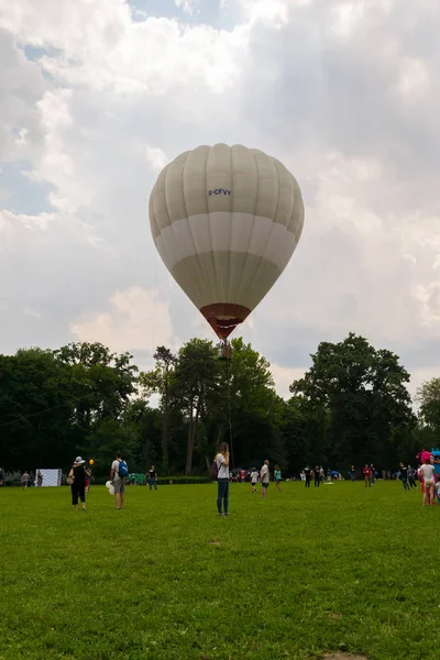 Mogosoaia, Ilfov Bucharest, Romanya - 07 Temmuz 2018: sıcak hava balon çocuk Mogosoaia Sarayı avlu, Romanya çocuklar Festivali'nde eğlendirmek için yükseltilmiş olarak