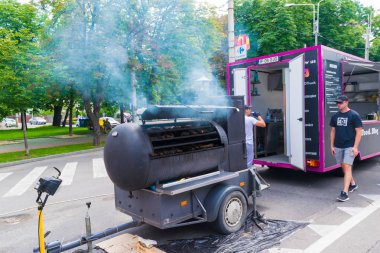 Ploieşti, Romanya - 14 Temmuz 2018: Adam Ploieşti, Prahova, Romanya tütsü evinin fırın Ortaçağ festivalinde lokomotif tren şeklinde düzenlenen Barbekü, katılır