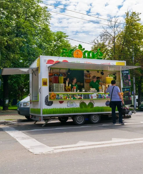 Ploieşti, Romanya - 14 Temmuz 2018: adam taze limonata Ortaçağ Festivali Ploieşti, Prahova, Romanya düzenlenen sokak gıda kamyondan satın alma