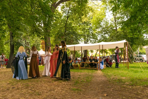 Ploieşti, Romanya - 14 Temmuz 2018: Ortaçağ Festivali açık sahne yeniden eski ortaçağ dansında Ploieşti, Prahova, Romanya düzenlenen Bayanlar giyinip
