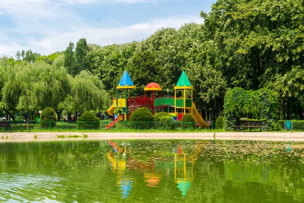 Leere Bunte Kinderspielplatz Schloss Mit Grüner Üppiger Vegetation Hintergrund Und — Stockfoto