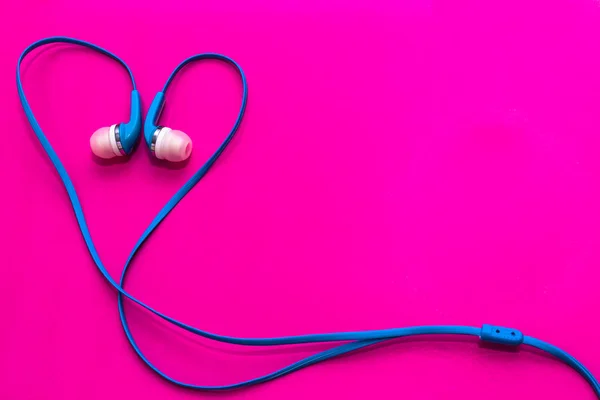 Écouteurs Bleu Dans Oreille Disposés Forme Coeur Sur Fond Violet — Photo