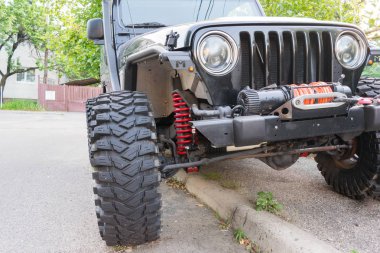 Ploieşti, Romanya - 13 Ağustos 2018: closeup Jeep Araba gösterilen farlar, vinç, bobin süspansiyonlar ve off road tekerlek