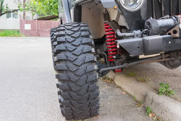 büyük lastik ve kırmızı bobin suspensio gösterilen offroad araç detay