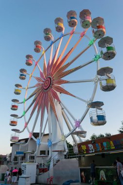 Neptun, Romanya - 4 Temmuz 2017: Neptun, Köstence, Romanya, Europ kumsal beldesinde yer alan yerel eğlence parkı eğlenceli sahip insanlar