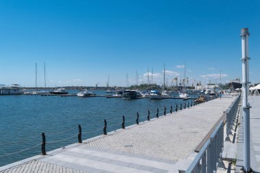  Mankalya, Köstence, Romanya - 7 Temmuz 2017: Romanya Mangalya sivil limandaki tekne demirlemiş. Arka planda ağır sanayi deniz Vinçler Mangalya ticari liman dan vardır