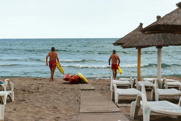 Neptun, Romanya - 8 Temmuz 2017: İki cankurtaranlar Karadeniz birini Romanya sahil sahilde boğulmaktan kurtarmak için girin! Neptun, Köstence, Romanya, Europ