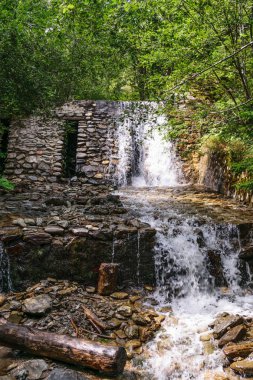 beyaz şelale ve taş döşeli bahçe taş duvar duvar
