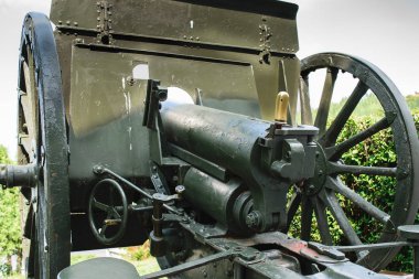 Eski Dünya Savaşı bir silah. Schneider - Putilov alan savaş topu, 75mm Ff kalibre. 1902/36 model. İkinci Dünya savaşının başında ve Romanya ordusu önceki tarafından kullanıldı. POV görüntü