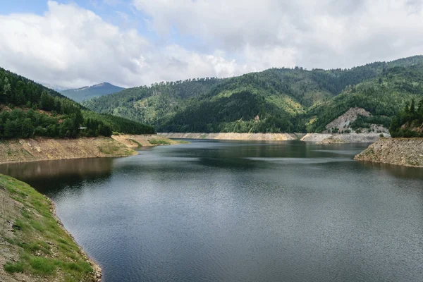 Pecingeanu Baraj Gölü Dâmboviţa Nehri üzerinde. birikimi Gölü, tepeler ve yeşil orman arka plan