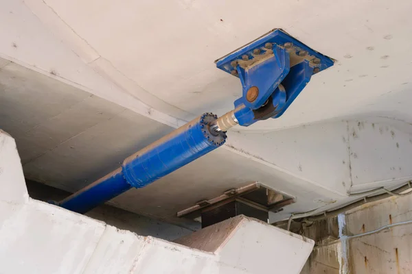 deprem gibi ani dinamik yükleme sonucu büyük miktarda enerji dağıtmak için kullanılan köprü büyük hidrolik amortisör altında