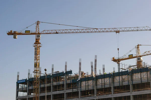 Bucharest, Romanya - 25 Ocak 2018: Bükreş Orhideea alanında bina büyük sarı vinçler İnşaat