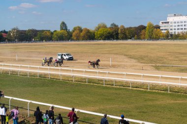Ploieşti, Romanya - 07 Ekim 2018: Ploieşti Hipodrom Prahova, Romanya yapılmış bir paça at yarışı seyreden