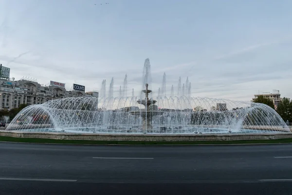 Bucharest, Romanya - 04 Kasım 2018: Görünüm Piata Unirii, Bükreş, Romanya, Avrupa'nın Bucur'ın Çeşme olarak bilinen büyük su serpin Çeşme