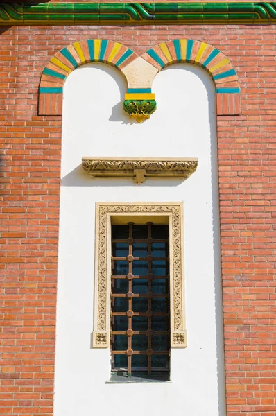 Beautiful window frame decoration at the Sinaia Monastery in Prahova Valley — Stock Photo, Image