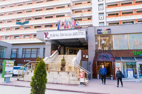 Sinaia, Romania - 09 marzo 2019: ingresso all'Hotel Rina Sinaia a Sinaia, Valle di Prahova, Romania . — Foto Stock